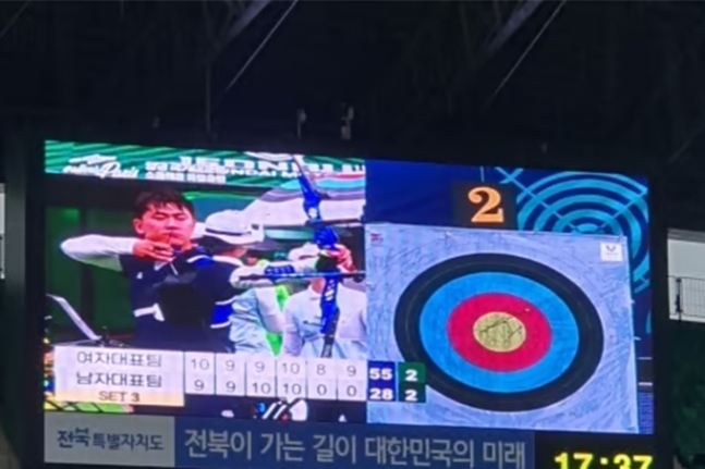 한국 양궁 국가대표 선수단은 지난 6월 29일 오후 전주월드컵경기장에서 소음 적응 훈련 및 남자-여자팀 간 단체전을 진행했다. 사진은 활시위를 당기는 김제덕의 모습. /사진=스타뉴스