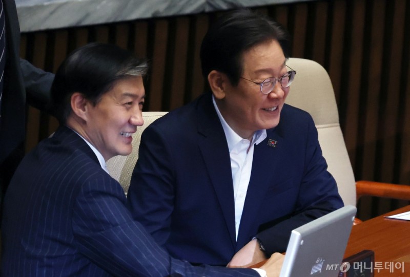 <b>이재명</b>·<b>조국</b> '2시간 깜짝 회동'..."국정 위기상황 대책 함께 논의"