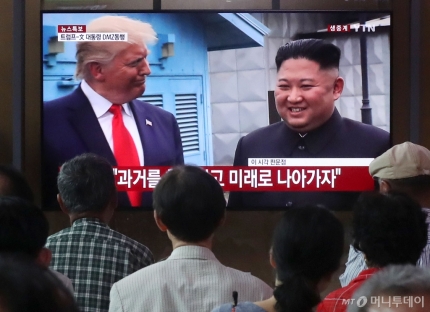 30일 오후 서울역 대합실에서 시민들이 판문점에서 도널드 트럼프 미국 대통령과 김정은 북한 국무위원장이 만나는 모습을 보고 있다.