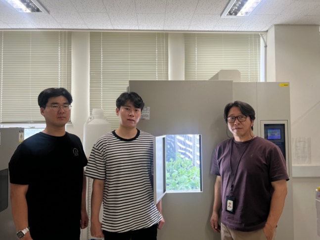 방사선육종기술로 국산 잠두 신품종 원잠1호를 개발한 권순재 책임연구원(맨오른쪽) 연구팀 /사진=한국원자력연구원