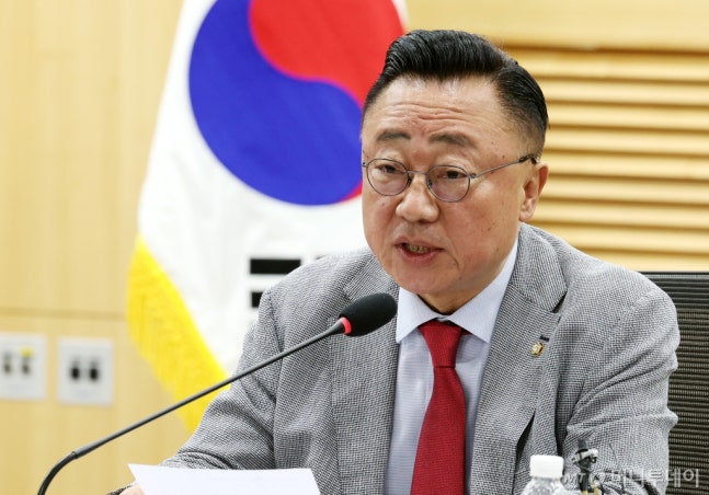 Ko Dong-jin, the chairman of the AI and Semiconductor Subcommittee of the People Power Party, is speaking at the 1st meeting of the AI and Semiconductor Special Committee held at the National Assembly Member's Office in Yeouido, Seoul on the morning of the 18th. 2024.06.18. /Photo=newsis