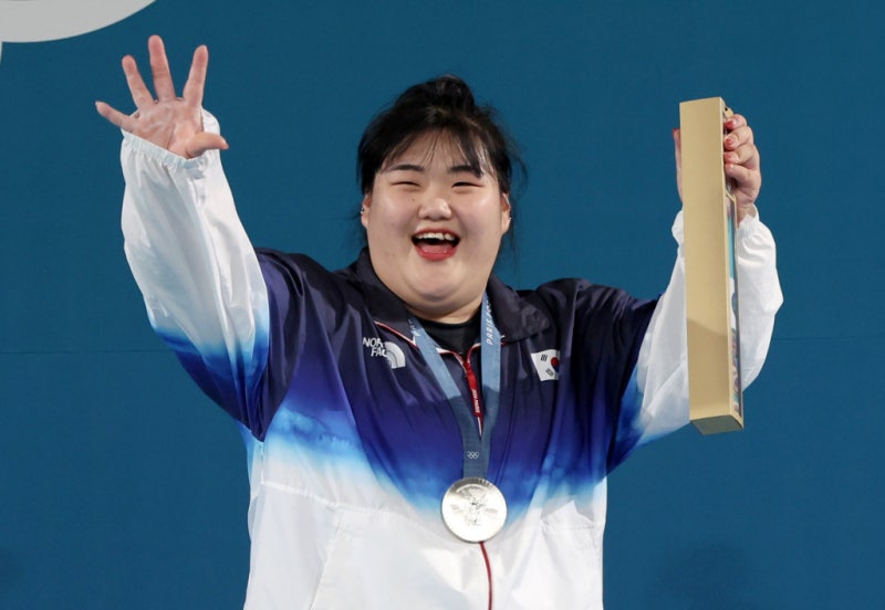 "<b>전현무</b> 큰 도움" 은메달 <b>박혜정</b> 활짝…'역도 중계' 뜨거운 응원 이끌었다