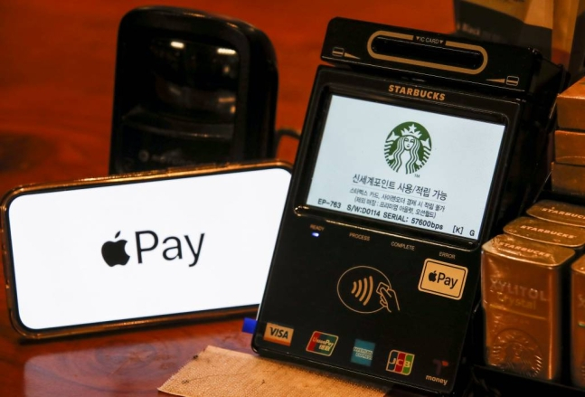 [Seoul=Newsis] Reporter Jung Byung-hyuk = An Apple Pay payment guide sticker is attached to a Starbucks counter in downtown Seoul on the 8th. Starbucks Korea will introduce Apple Pay services at all stores nationwide starting on the 9th. 2023.05.08.