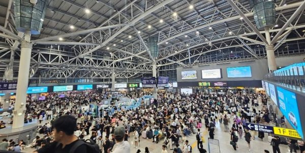 지난 18일 KTX 열차 궤도 이탈 사고로 연쇄 지연이 발생, 부산역 대합실이 승객들로 붐비고 있다./사진=온라인 커뮤니티