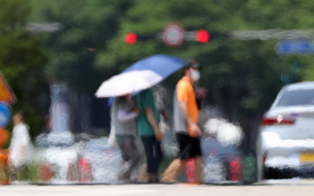 On Tuesday (20th), as the heat continues, the central region will be generally clear and gradually become cloudy. The southern region and Jeju Island are expected to be mostly cloudy./Photo=news1