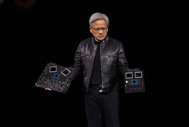 Jensen Huang, CEO of NVIDIA, unveiling the next-generation graphics processing unit Blackwell (B200) targeting generative AI models at NVIDIA's annual developer conference 'GTC 2024' in San Jose, California, USA on March 18, 2024. /Photo: AFPBBNews=News1. /Photo=(San Jose AFP=News1) Kim Sung-sik reporter
