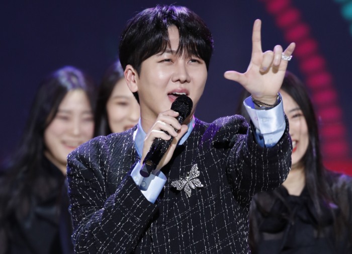 '<b>물어보살</b>' 사연 주인공 가수 <b>김수찬</b>이었다…"친부가 아들 <b>앞길</b> 막아"