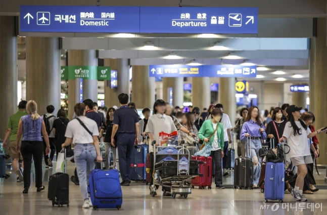 [인천공항=뉴시스] 정병혁 기자 = 10일 인천국제공항 제1여객터미널 입국장이 이용객들로 붐비고 있다.