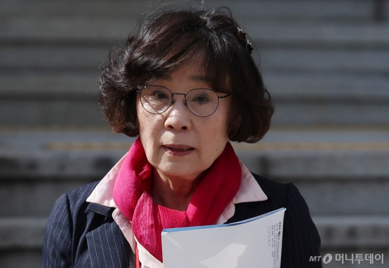 검찰, '<b>법인카드</b> 사적 유용' 혐의 <b>유시춘</b> EBS이사장 소환 조사