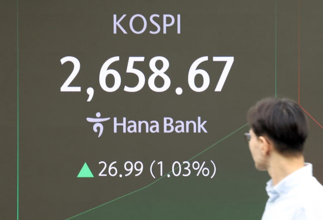 [서울=뉴시스] 김명년 기자 = 코스피가 전 거래일(2631.68)보다 21.03포인트(0.80%) 오른 2652.71에 개장한 25일 오전 서울 중구 하나은행 딜링룸에서 딜러들이 업무를 보고 있다. 코스닥 지수는