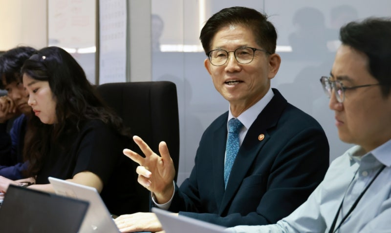 <b>김문수</b> "<b>필리핀 가사</b>관리사 월급 100만원 이하로? 쉽지 않다"