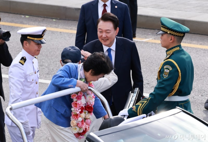 윤 <b>대통령</b>, 국군의날 시가행진 주관...현무·천궁 등 첨단무기 총출동