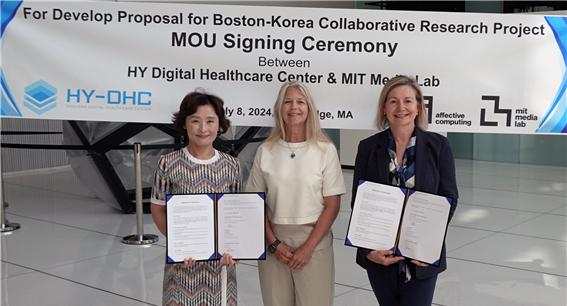 미국 보스턴 매사추세츠공과대학 미디어랩에서 진행된 공동 연구 협약식(왼쪽부터 김형숙 한양디지털헬스케어센터장.MIT Media Lab 디렉터이자 전 나사 부국장 다바 뉴먼교수, affective computing la