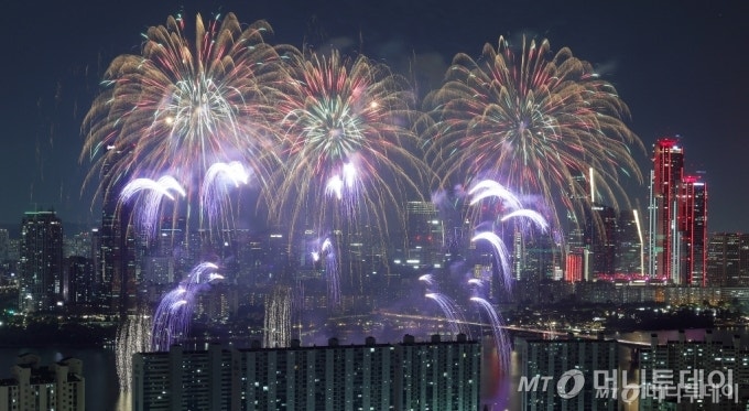 "내일 여의도에 107만 인파" <b>불꽃축제</b> '팡팡'…<b>경찰</b> 2400명 투입