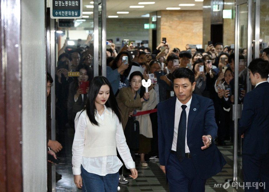 (서울=뉴스1) 국회사진취재단 = 그룹 뉴진스(NewJeans)의 하니가 15일 오후 서울 여의도 국회에서 환경노동위원회 국정감사에 참고인 신분으로 출석하고 있다. 2024.10.15/뉴스1  Copyright (C