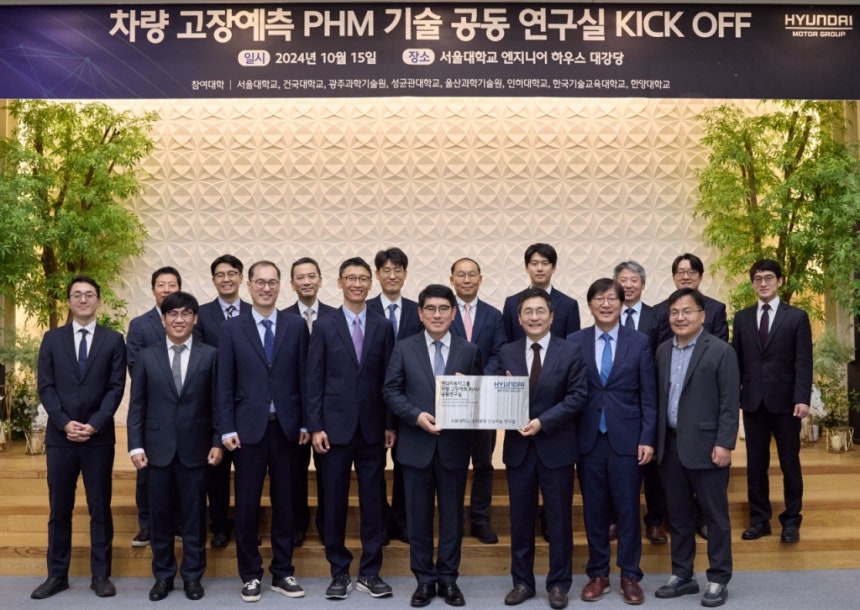 On the 15th (Tue), Hyundai Motor Group announced that they have established a joint research laboratory with 8 universities including Seoul National University, Konkuk University, Sungkyunkwan University, Inha University, Korea University of Technology and Education, Hanyang University, GIST, and UNIST to develop technology that can predict and prevent vehicle failures called PHM (Prognostics and Health Management). Pictured above, attendees are taking a commemorative photo at the joint research laboratory establishment event. Yang Hee-won, Vice President of Hyundai Kia R&D (left) and Yoon Byung-dong, Professor of Mechanical Engineering at Seoul National University. / Photo provided by Hyundai Motor Group