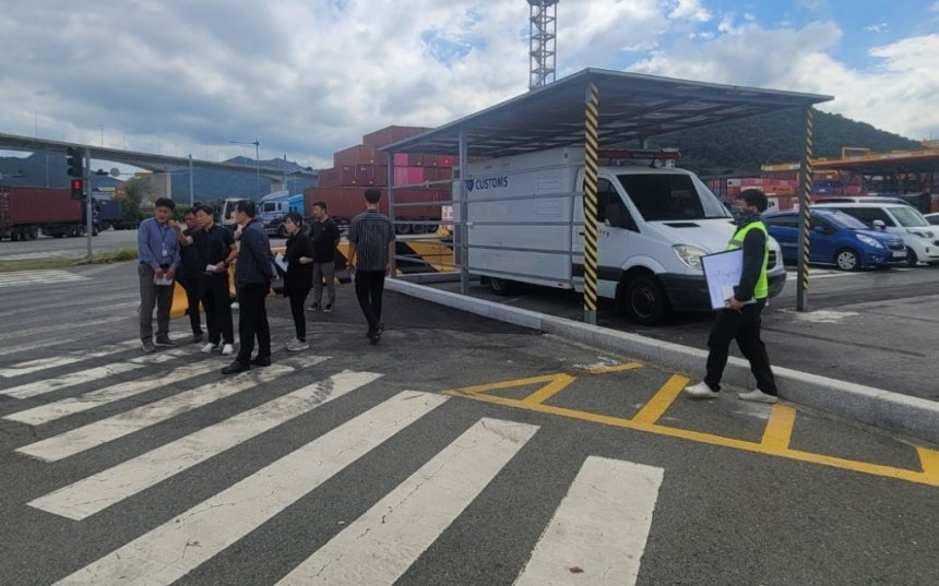 A scene of on-site survey for improving the traffic signal system at Sinhang 4 Terminal./Photo provided by BPA