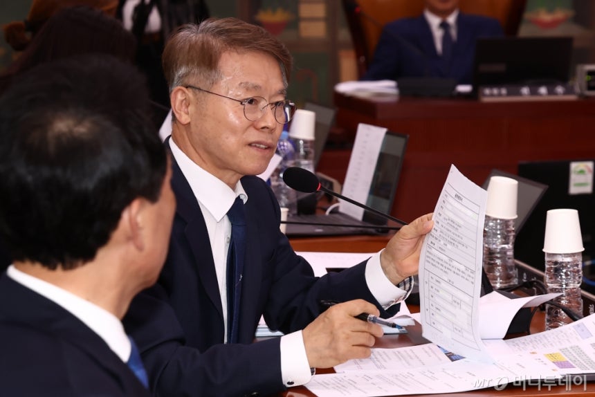 (Seoul=News1) Reporter Kim Minji - Democratic Party lawmaker Min Hyung-bae is questioning Yang Min-seok, CEO of YG Entertainment, during the audit of the Ministry of Culture, Sports and Tourism at the National Assembly's Culture, Sports and Tourism Committee held in Yeouido, Seoul, on the afternoon of the 7th.