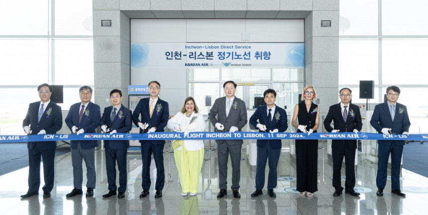 (서울=뉴스1) = 11일 오전 인천국제공항 제2터미널에서 열린 대한항공의 포르투갈 리스본 직항노선 신규 취항 기념 행사에서  우기홍 대한항공 대표이사 사장(오른쪽 다섯 번째), 수자나 바즈 파투 주한 포르투갈 대사