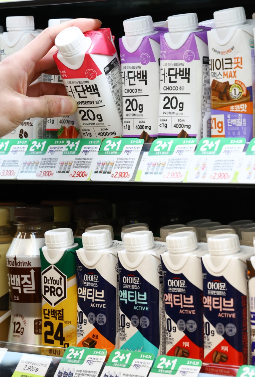 [서울=뉴시스] 황준선 기자 = 유통업계가 옷차림이 얇아지는 봄을 맞아 몸매 관리 등을 위한 단백질·저칼로리 식품을 잇달아 출시하고 있다. 빙그레는 단백질 음료 제품을 추가 출시하고 편의점 CU는 저칼로리 아이스크림
