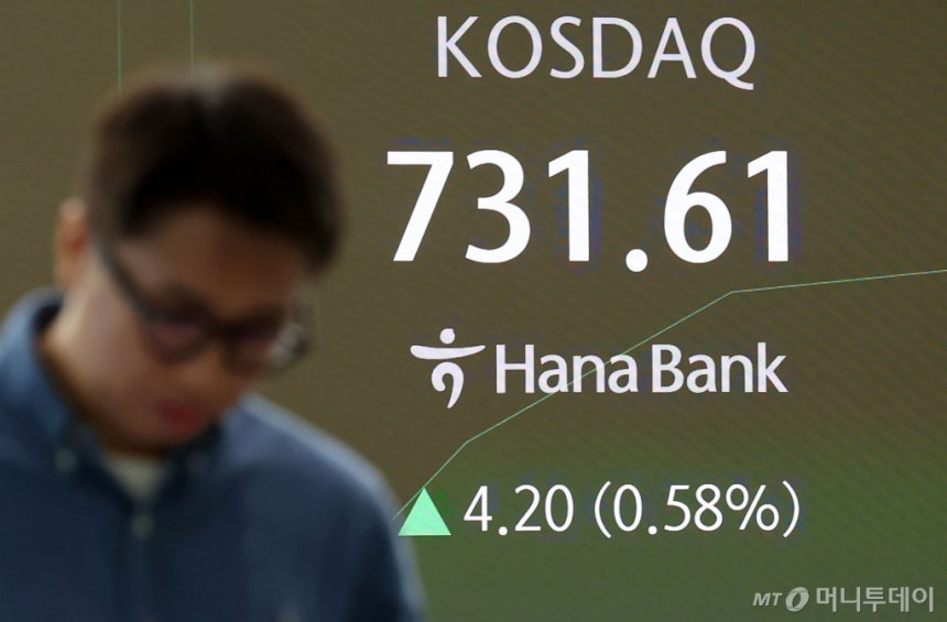 [서울=뉴시스] 홍효식 기자 = 코스닥 지수가 전 거래일(727.41)보다 2.34포인트(0.32%) 오른 729.75에 개장한 28일 오전 서울 중구 하나은행 딜링룸 전광판에 지수가 표시되고 있다.  코스피는 전