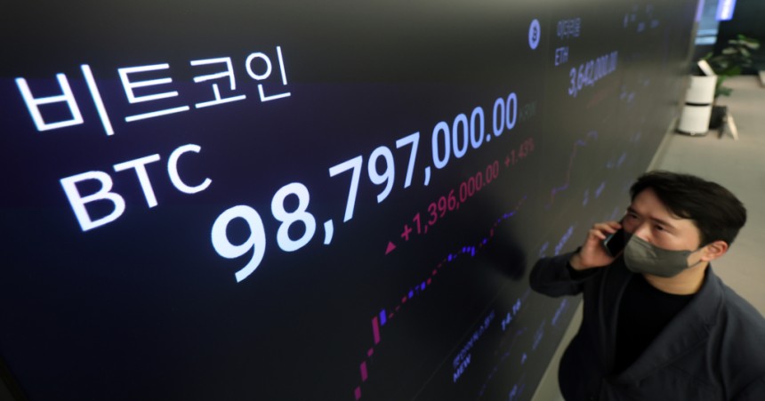 비트코인이 4개월여 만에 7만달러를 돌파한 29일 서울 강남구 업비트 라운지에 비트코인 시세가 나오고 있다.   비트코인이 7만1000달러를 재돌파한 것은 지난 6월 6일 이후 4개월여 만에 처음이다.  비트코인이