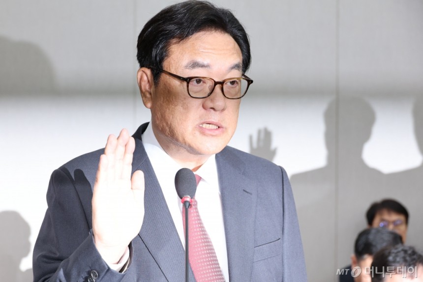 [서울=뉴시스] 권창회 기자 = 정진석 대통령실 비서실장이 1일 서울 여의도 국회에서 열린 운영위원회의 대통령비서실, 국가안보실, 대통령경호처 국정감사에서 증인선서를 하고 있다. 2024.11.01. kch0523@