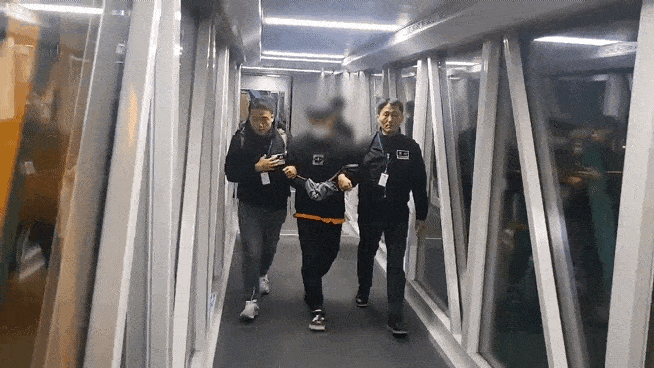 손 꽁꽁 묶여 한국으로…태국서 <b>마약</b> 들여온 '그놈' 강제 송환[영상]