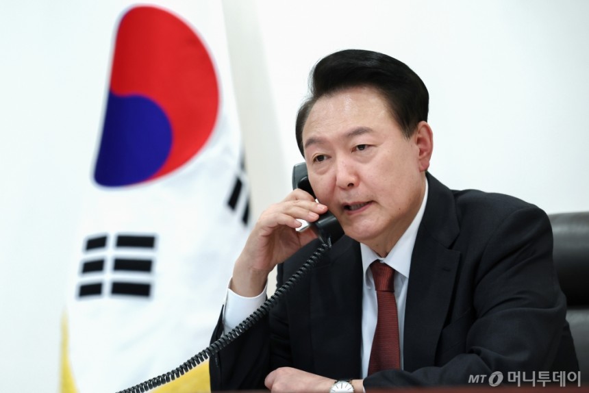 [ソウル=ニューシース] チェ・ジンソック記者 = ユンソックヨル大統領が 2日ソウル竜山大統領室庁舍執務室で李シヴァシゲで日本総理と電話通話をしている. (写真=大統領室提供) 2024.10.02. <a href='mailto:photo@newsis.com'>photo@newsis.com</a> 