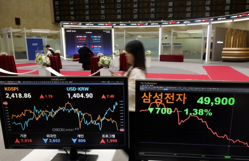 [서울=뉴시스] 조성봉 기자 =  14일 오후 서울 여의도 한국거래소 홍보관에서 모니터 화면에 삼성전자 주가가 표시되어 있다. 2024.11.14. suncho21@newsis.com /사진=조성봉