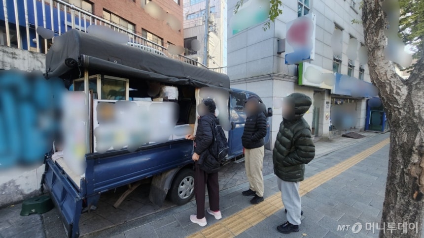 25일 오전 10시10분쯤 서울 용산구 효창동의 한 붕어빵 판매 노점에는 시민 3명이 줄을 선 채 붕어빵을 기다리고 있었다. 이곳에서는 팥과 슈크림이 들어간 붕어빵을 3개 2000원에 판매 중이다./사진=송정현 기자