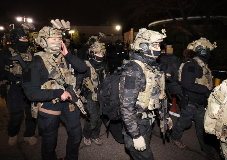 지난 3일 밤 11시48분쯤부터 서울 여의도 국회의사당 장악을 시도한 계엄군 280여명은 육군 특수전사령부(특전사) 예하 제1공수특전여단과 수도방위사령부(수방사) 제35특수임무대대 등의 최정예 부대원들로 파악됐다.