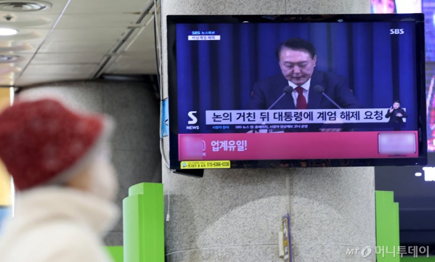 [인천=뉴시스] 전진환 기자 = 윤석열 대통령이 비상계엄을 선포한 지 6시간여 만에 계엄을 해제한 4일 오전 인천 미추홀구 인천종합버스터미널 대합실에서 한 시민이 관련 방송을 시청하고 있다. 2024.12.04. a