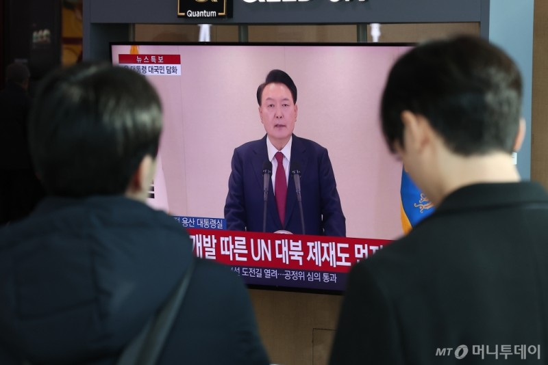 [단독]<b>윤 대통령</b>, 與 '<b>제명</b>' 윤리위 소집에도 "자진 탈당 안 한다"