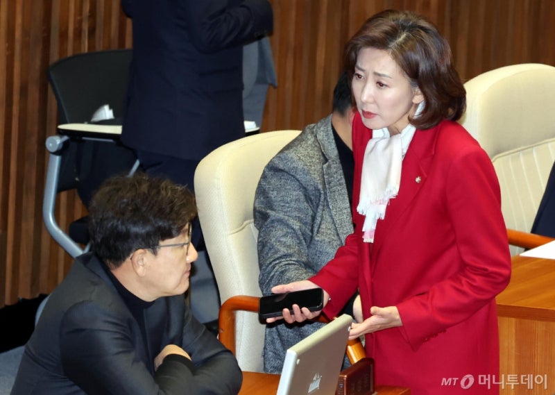 <b>나경원</b> "美의원 '국민이 뽑은 대통령을 조사도 없이 <b>탄핵</b>하냐'더라"