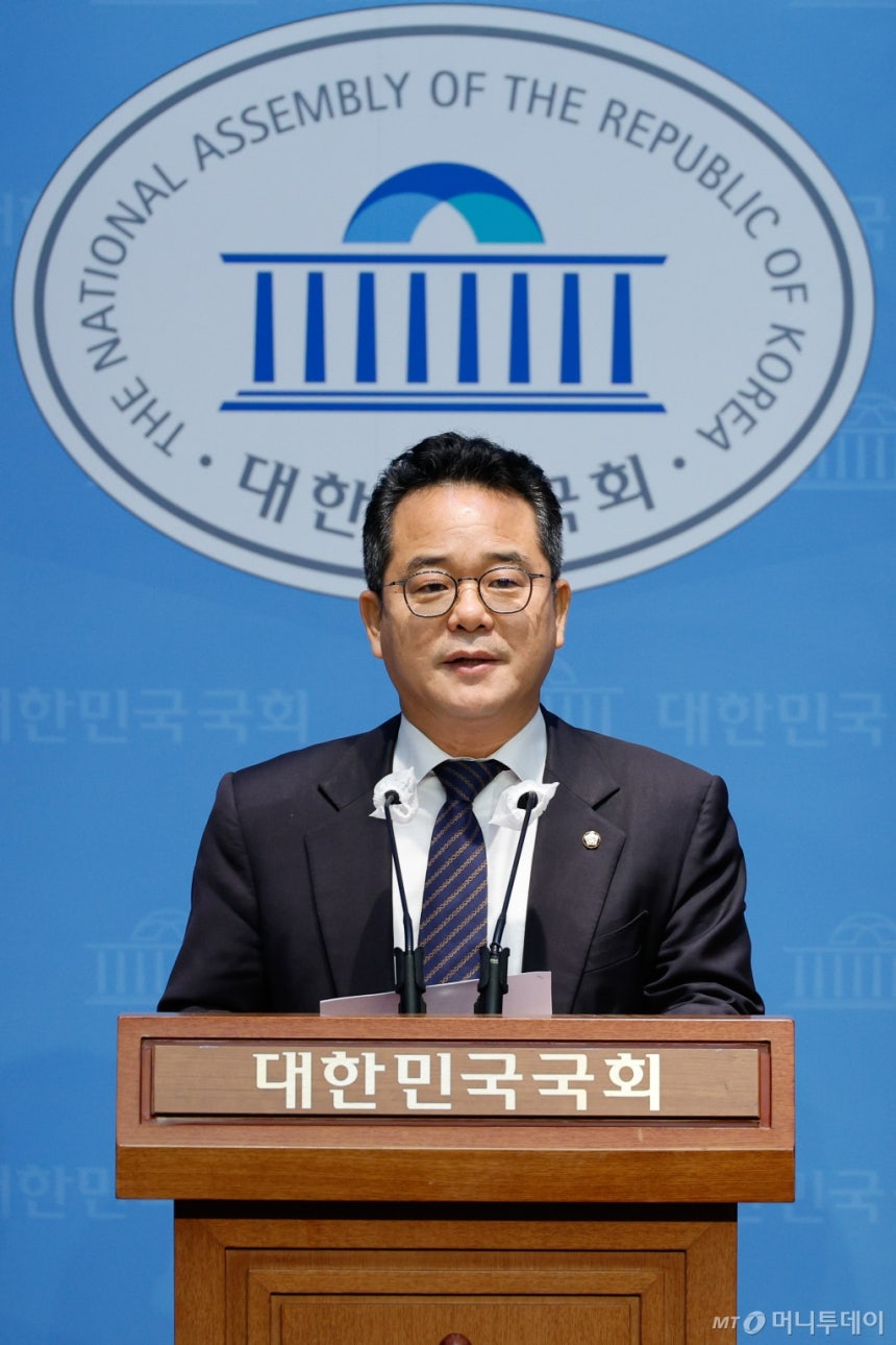 (Seoul=News1) Reporter An Eunna - On the 29th, Democratic Party of Korea's lawmaker Min Byeong-duck, as part of the task force for revitalizing the Korean stock market, urged a swift government investigation into the Sambo Construction stock price manipulation case at a press conference held at the National Assembly Communication Hall in Yeouido, Seoul, aiming to uncover the truth through the National Assembly’s Standing Special Prosecutor’s investigation.
