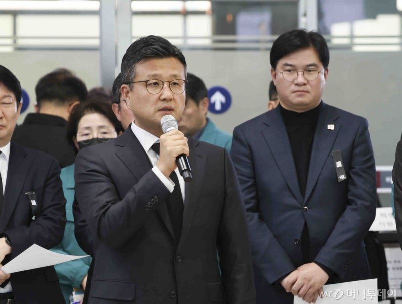 유족 "울분"에 고개 숙였다…참사 이틀 뒤 '경품뽑기' <b>사과</b>한 <b>애경</b>