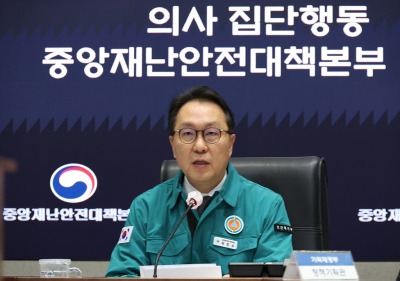 복지차관 "<b>의협 회장</b> 선출, 속히 만나 <b>대화</b>할 수 있기를 바라"