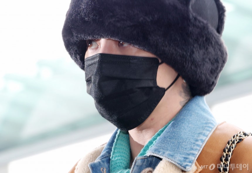 (인천공항=뉴스1) 권현진 기자 = 빅뱅 지드래곤(GD,권지용)이 마스크를 낀 채 21일 인천국제공항을 통해 프랑스 파리로 출국하고 있다. 2025.1.21/뉴스1  Copyright (C) 뉴스1. All righ