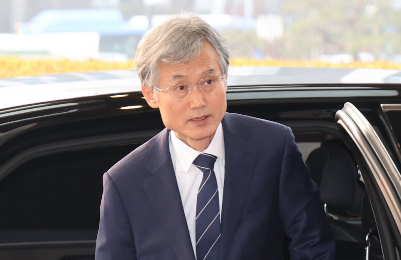 <b>조희대 대법원장</b>, <b>난동</b> 사태 벌어진 <b>서부지법</b> 방문…"정상화 지원"