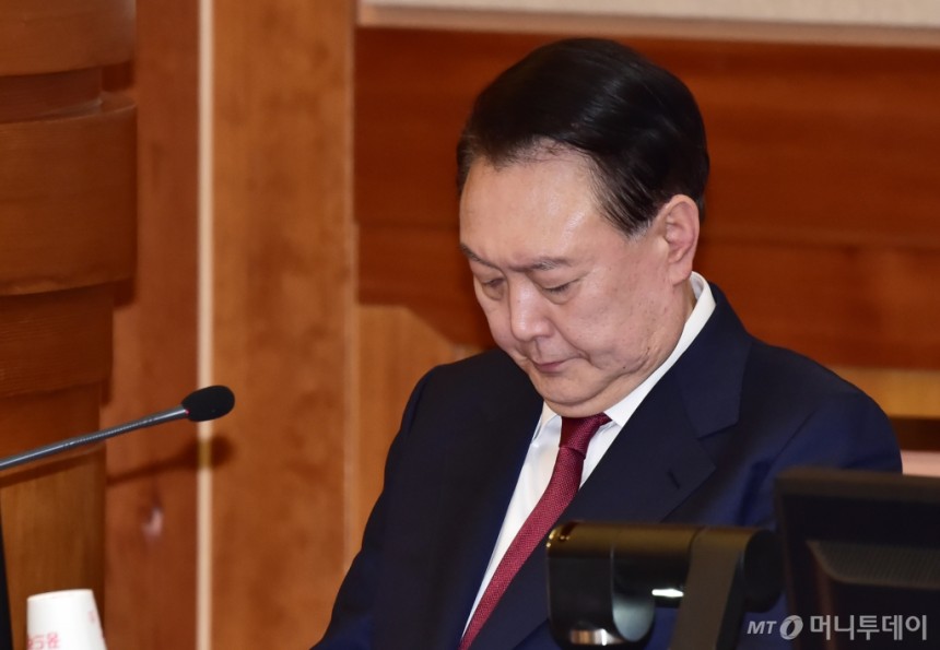 윤석열 대통령이 23일 서울 종로구재동 헌법재판소 심판정에서 진행된 탄핵 심판 4차 변론에 출석했다.  이날 윤 대통령은 지난 21일 제3차 탄핵심판 이후 두번째로 헌재에 출석한 가운데 오늘도 정장차림에 빨간 넥타이