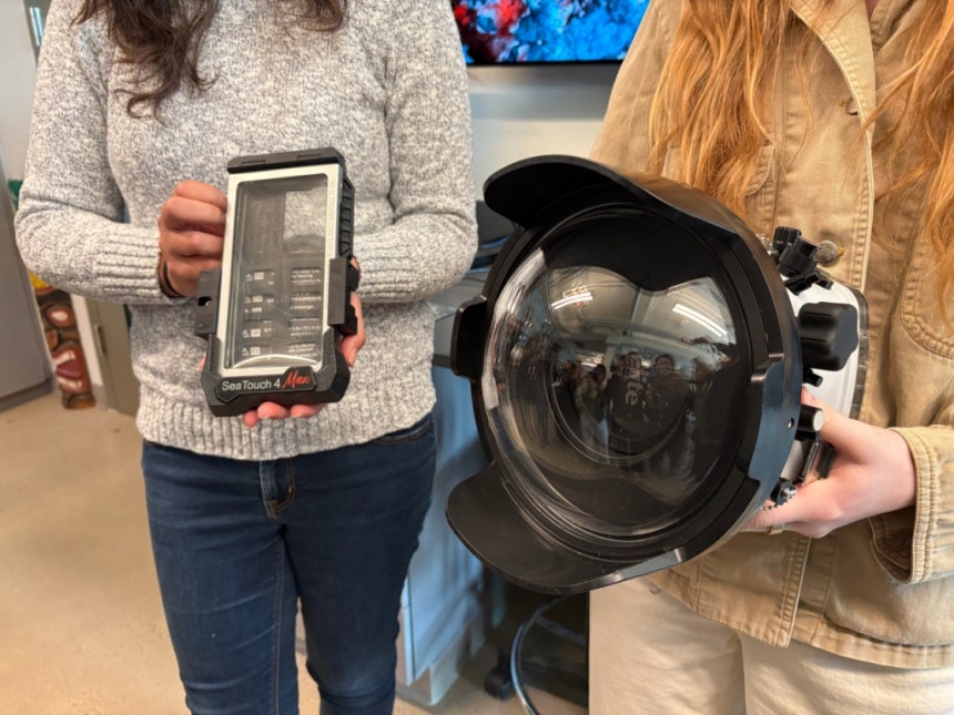Personnel from the Scripps Institute of Oceanography at UC San Diego (UCSD) in the United States showcase the photography equipment used in the coral reef restoration project. The right shows the previous equipment that used a DSLR, while the left shows the current device using the Galaxy S24 Ultra, clearly illustrating their size difference.