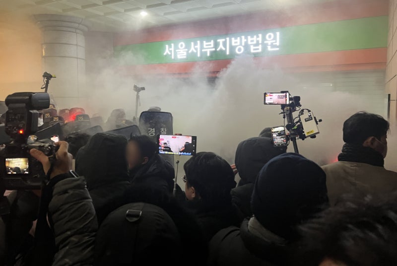 <b>서부지법</b> 난동 '<b>녹색점퍼</b> 남성' 기자 아니었다…경찰, 구속영장 신청