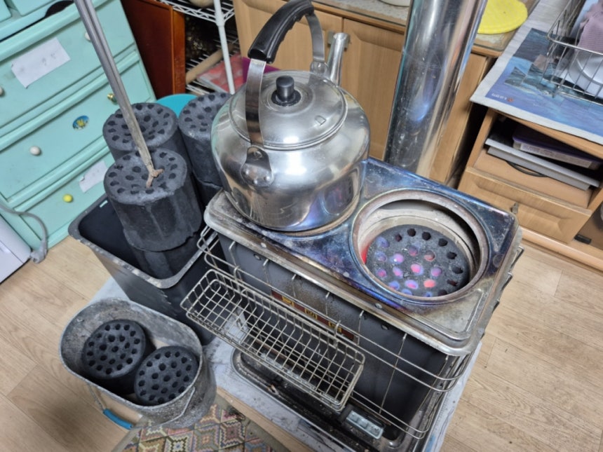 방 한 가운데에 있는 연탄 보일러. 연탄 10개를 태우고 있는 불길이 보였으나 온기가 방 전체에 퍼지지 못했다./사진=박진호