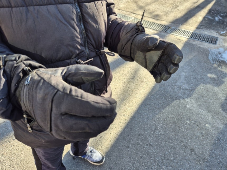 아침을 먹으러 간다던 65세 나모씨는 "따뜻하게 지내고자 하면 여기서 살 수 없다"며 손에 낀 두꺼운 장갑을 보여줬다. /사진=박진호 기자.