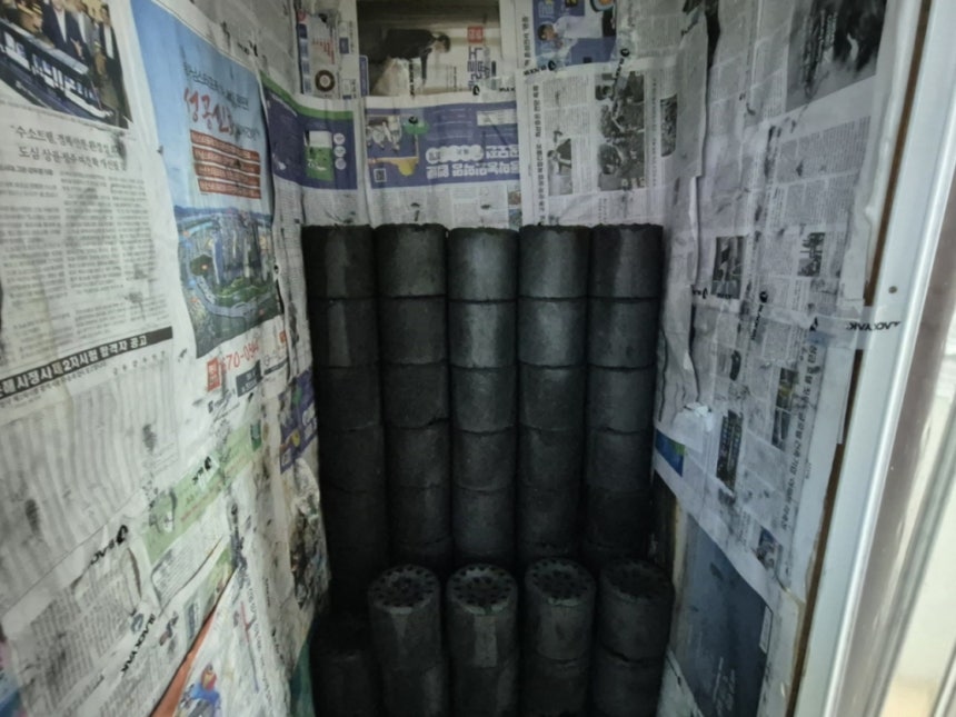 집에 쌓인 연탄 50장 모습. /사진=박진호 기자.