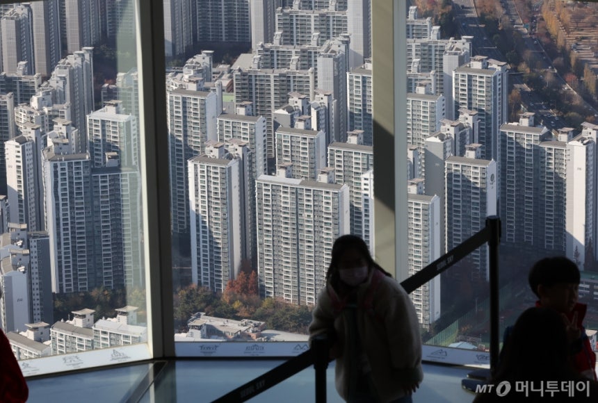 유주택자·다른 동네 안돼 '줍줍' 손질에…'4억 로또' 막차 역대급 경쟁?