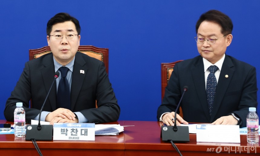 (서울=뉴스1) 김민지 기자 = 박찬대 더불어민주당 원내대표가 5일 오전 서울 여의도 국회에서 열린 민주당 민생경제회복단 제7차 현장 및 전문가 간담회에서 모두 발언을 하고 있다. 오른쪽은 허영 단장. 2025.2.