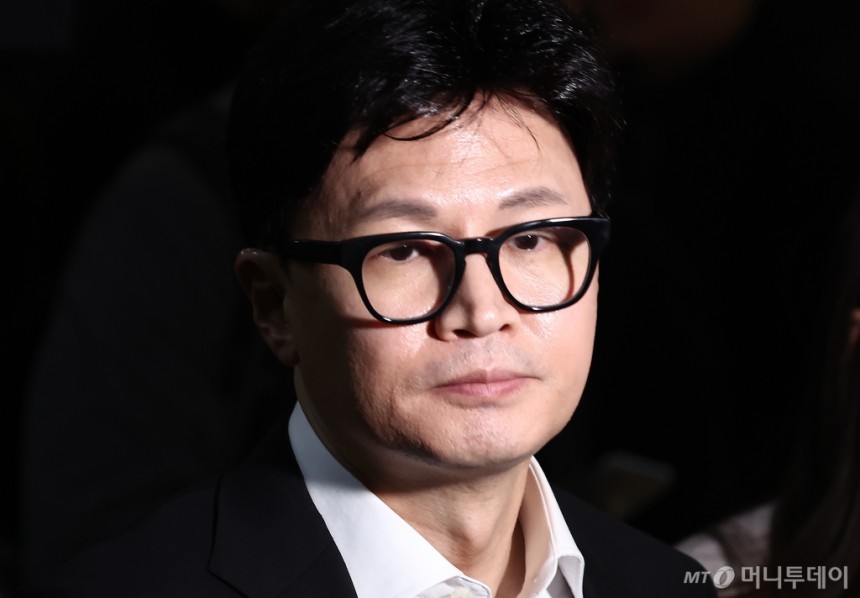 (서울=뉴스1) 김민지 기자 = 윤석열 대통령 탄핵소추안이 국회 본회의를 통과한 14일 한동훈 국민의힘 대표가 서울 여의도 국회에서 열린 의원총회에 참석하기 위해 이동하고 있다. 2024.12.14/뉴스1  Copy