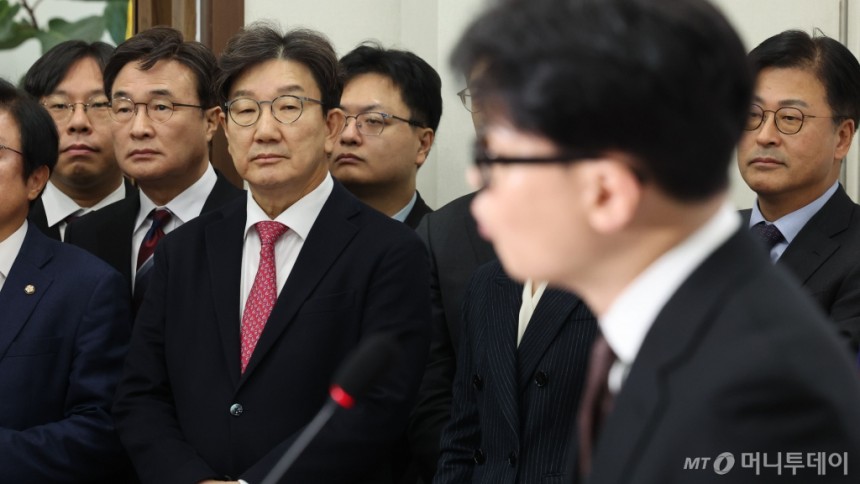 [서울=뉴시스] 권창회 기자 = 권성동 국민의힘 원내대표가 16일 오전 서울 여의도 국회에서 열린 한동훈 당대표 사퇴 기자회견에서 발언하는 한동훈 대표를 바라보고 있다. 2024.12.16. kch0523@newsi
